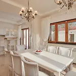 Lovorno Villa *